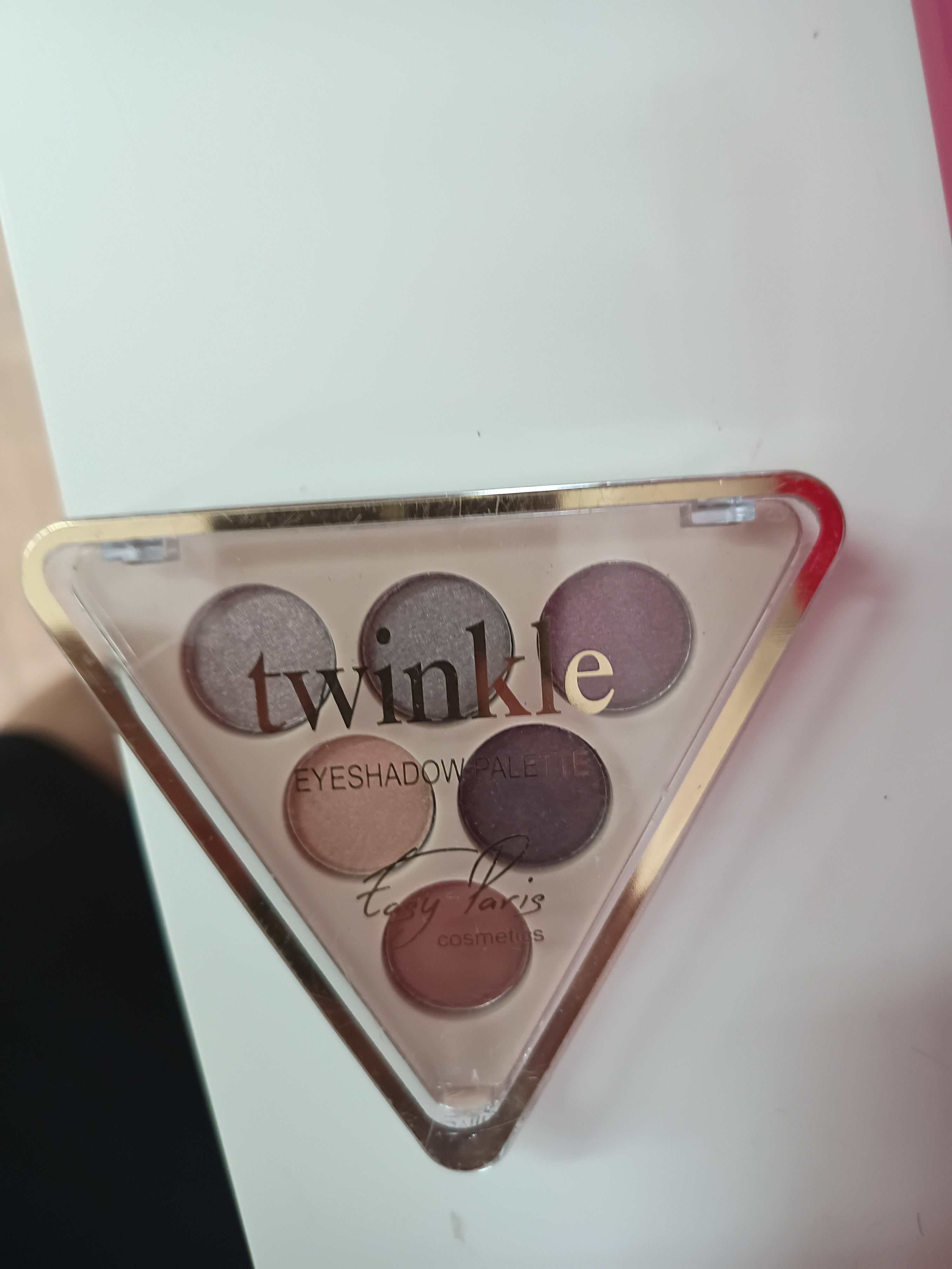Paleta de sombras Twinkle de Lady Paris Cosmetics con 6 tonos en estuche triangular dorado